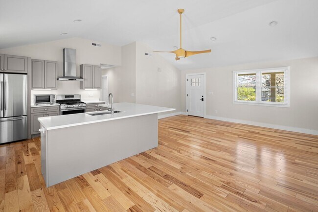 Foto del edificio - Beautiful Home - Excellent Kenilworth Location!
