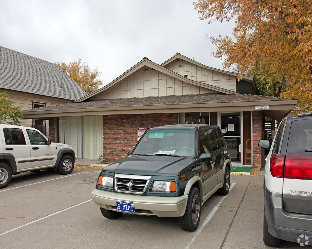 Primary Photo - 411-433 Pyramid Way