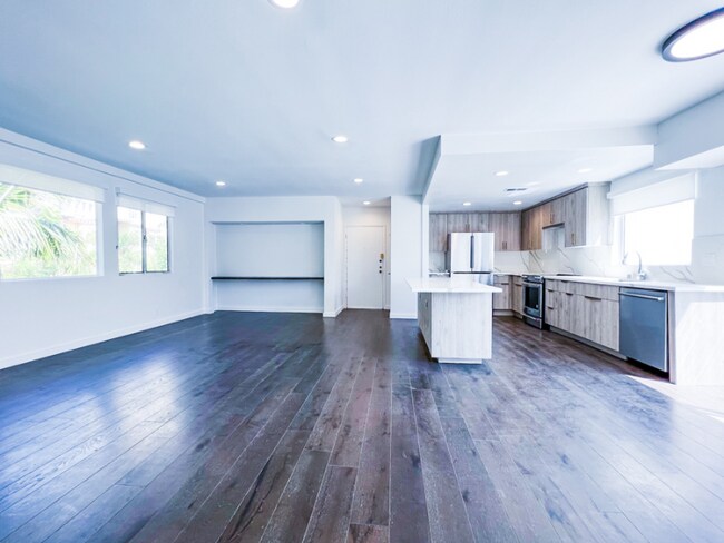Building Photo - 8430 De Longpre Ave