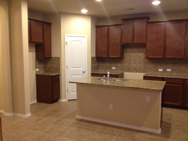 Building Photo - 6507 Lionheart Park