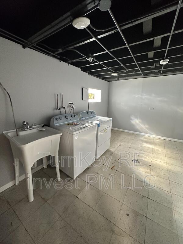 Foto del edificio - 18108 Oakwood Ave