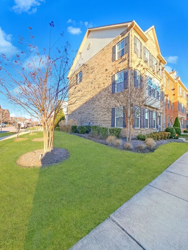 Building Photo - 3 Level Brick End Unit Townhome in Waldorf...