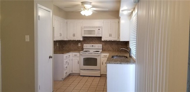 Building Photo - 2413 Village Green Dr