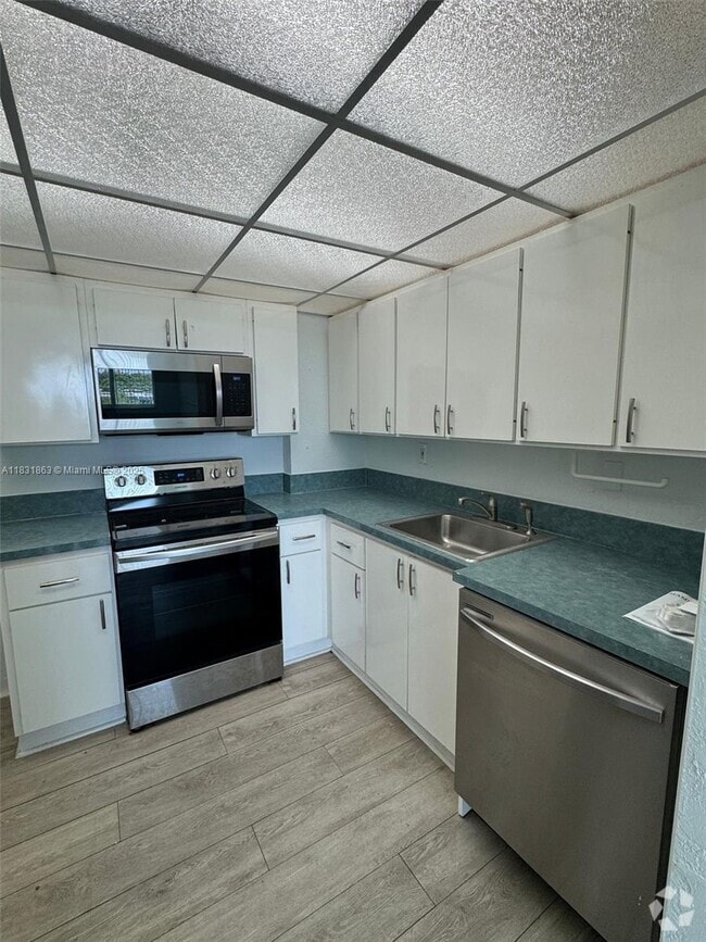 Building Photo - 9125 SW 77th Ave