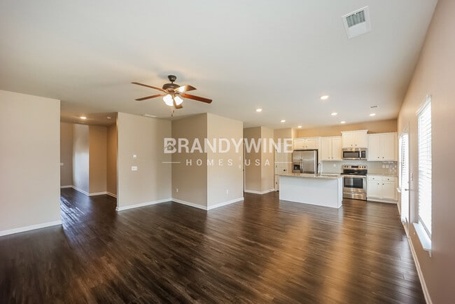 Building Photo - ONE MONTH FREE RENT!!