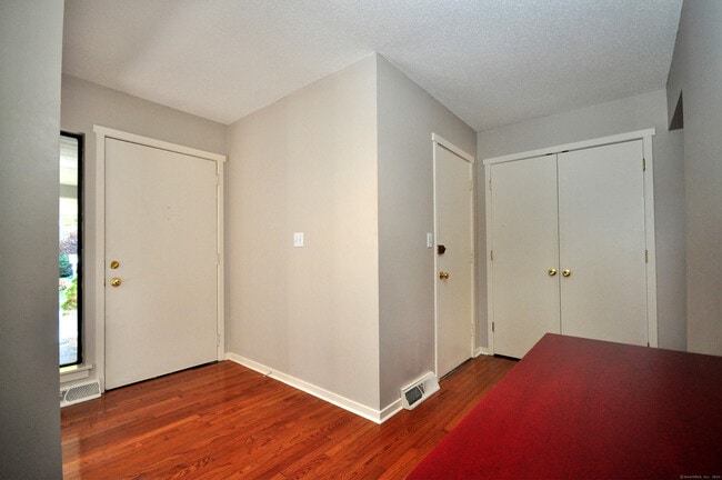 Building Photo - 16 Applewood Ln