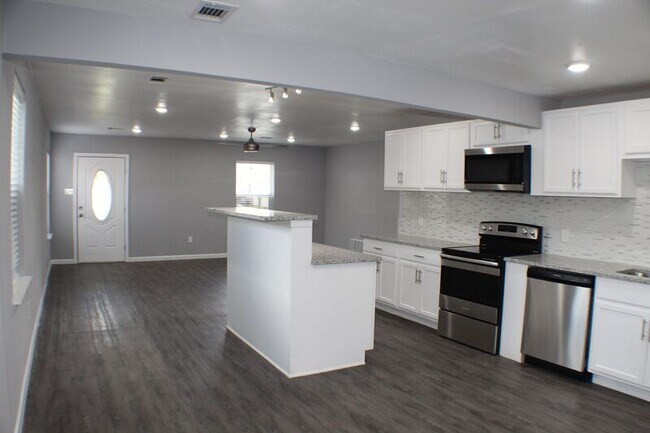 Building Photo - 2205 Farola Dr