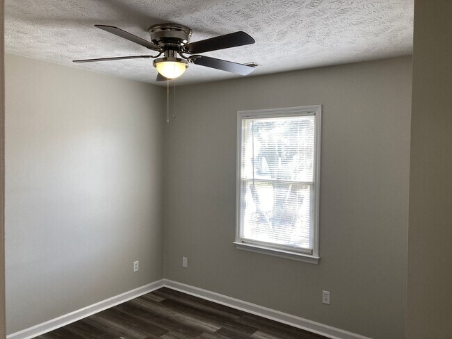 Foto del edificio - Newly Remodeled 3 br/2 bath Ranch Home! Minutes from Ft. Bragg, Downtown Fayetteville.