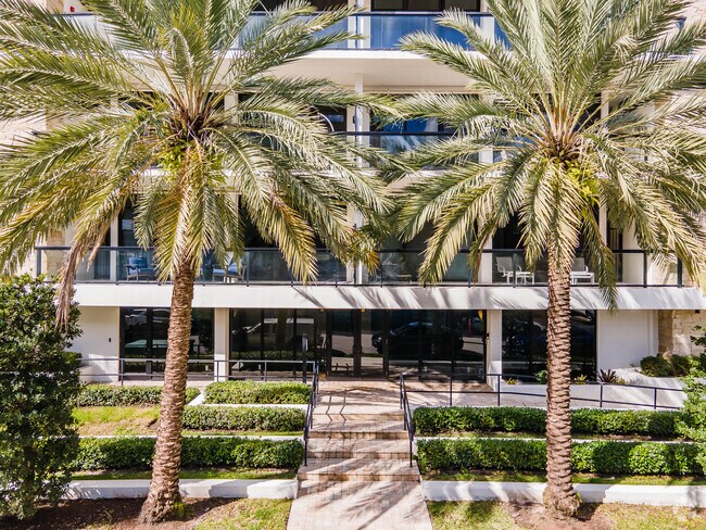 Building Photo - Palms on Venice
