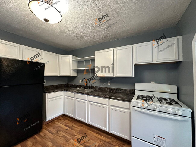 Building Photo - 3464 Iowa St