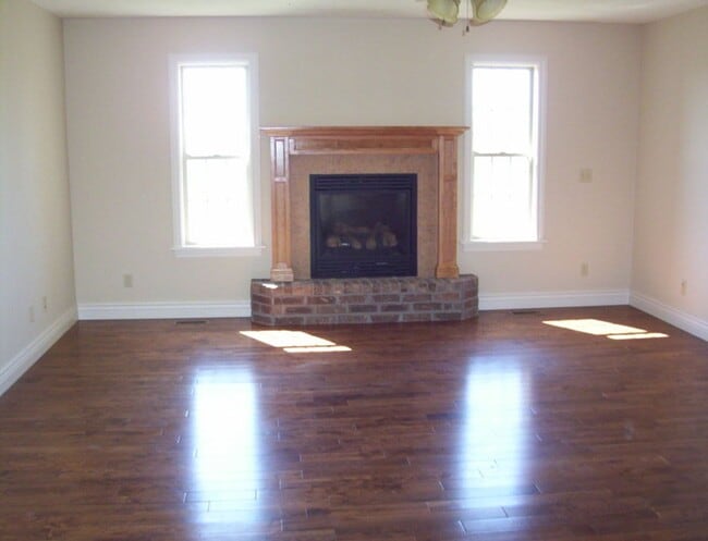 Building Photo - Beautiful 3 bedroom house in a quiet HOA neighborhood with lots of perks!