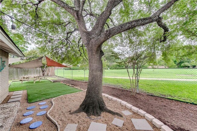 Foto del edificio - 12314 Wipple Tree Cove