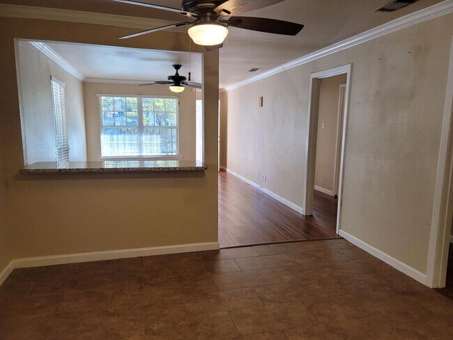 Building Photo - 1402 Cometa St