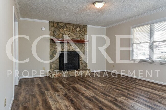Building Photo - Spacious Three Bedroom Two Bath