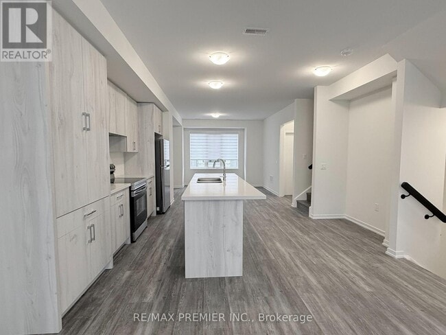 Building Photo - 10 Kingbird Cmn