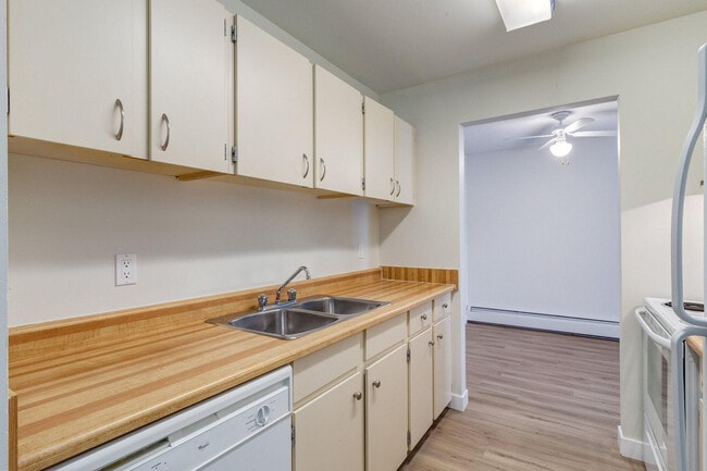 Building Photo - Glengrove Manor