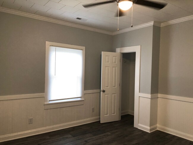 Foto del edificio - Two Bedroom Home - Hardwood Floors - Updat...