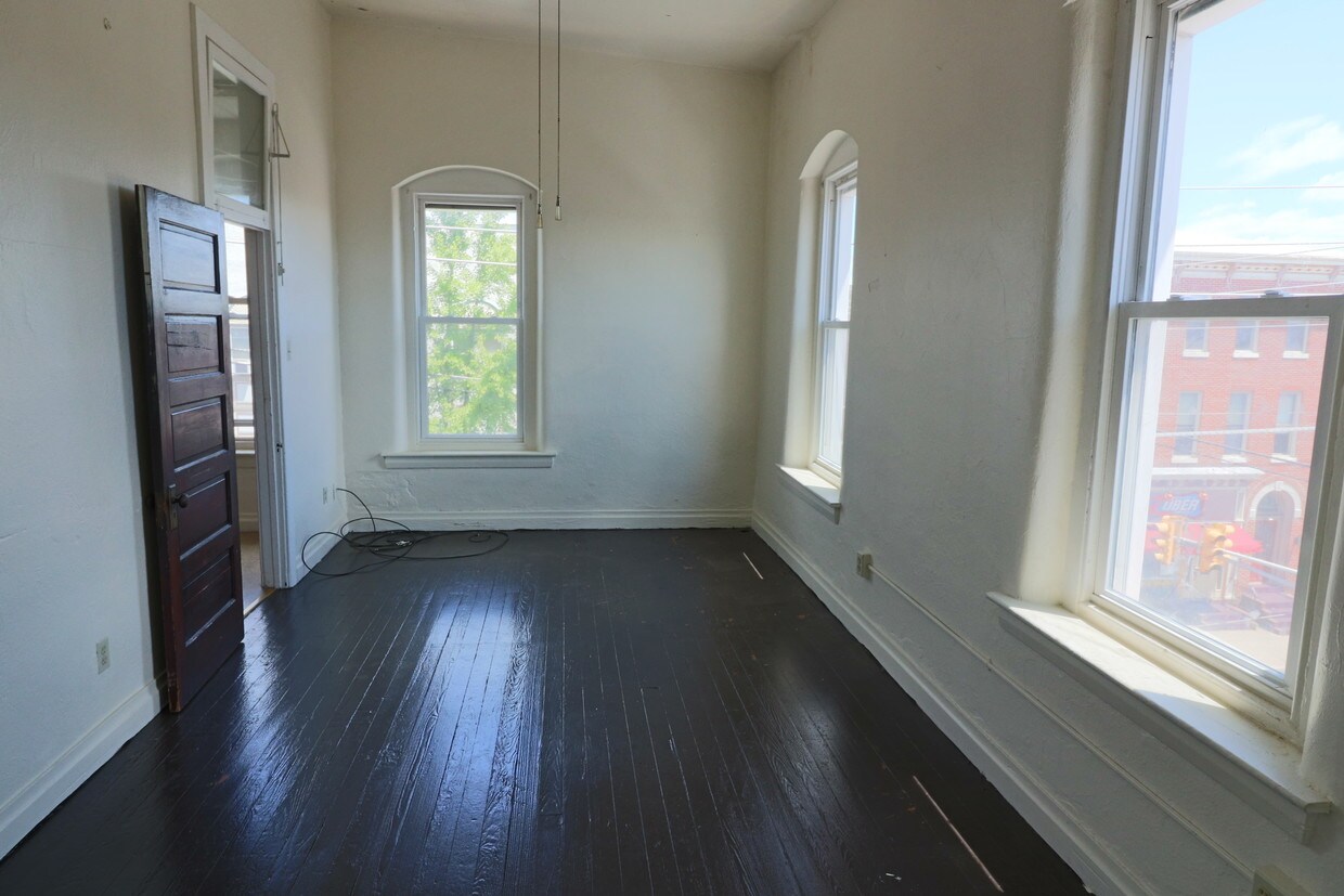 Primary Photo - 132 E Philadelphia Ave