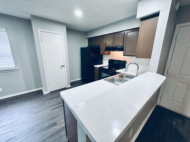 Foto del edificio - 5507 Rose Hill Cir