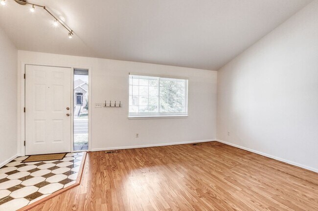 Building Photo - 1633 Deerwood Dr