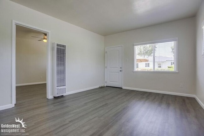 Building Photo - Beautiful 1Bdm 1Ba Cottage-Style Apartment...