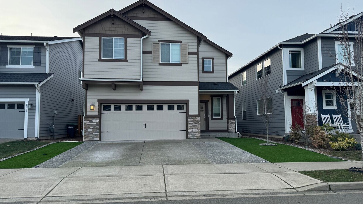 Primary Photo - Beautiful 5 bedroom, 3 bath home in Maple ...