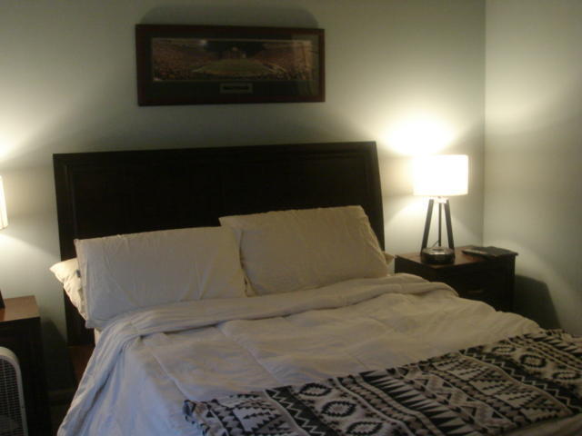 Building Photo - 1 Bedroom - 1 Bath - Great Location