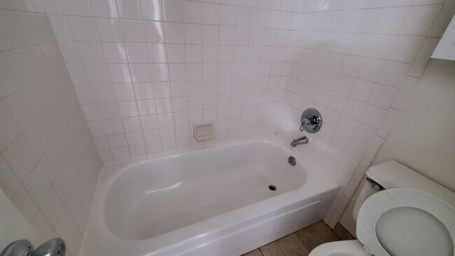 Bath tub - 3000 Colorado Ave