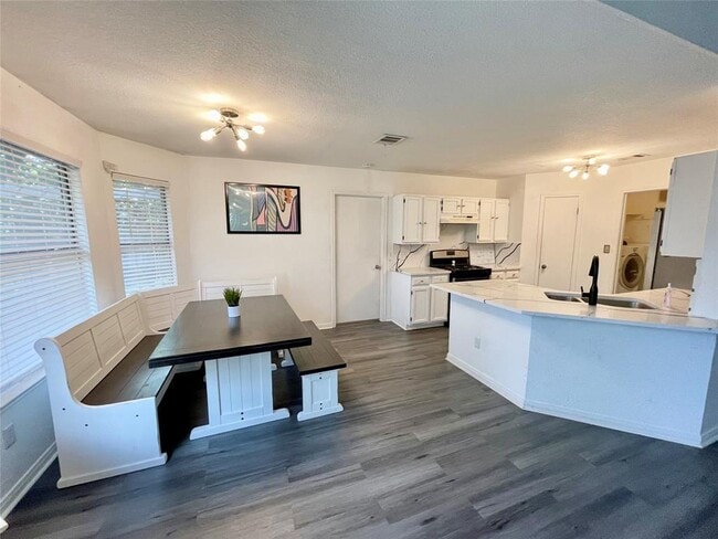 Building Photo - 1225 Hughmont Dr