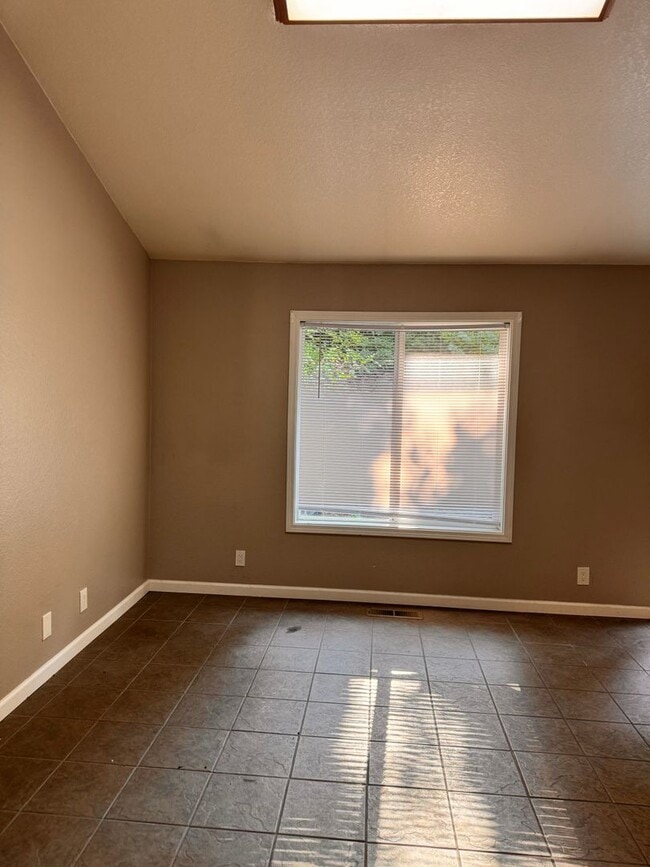 Building Photo - 1327 NW Vallejo St