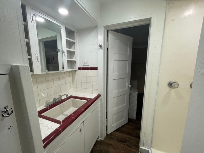 Building Photo - Cozy 1 Bedroom 1 Bath  Downstairs Unit Ready for Move-in ((New Vinyl Plank Flooring)) ~ Fantastic...