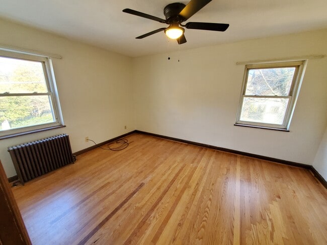 Bedroom - 3358 boudinot ave