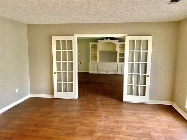 Foto del edificio - 6230 Standing Oaks Dr