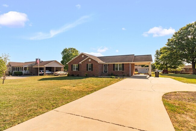 Foto del edificio - Beautifully Updated 3 bedroom, 2 bathroom Brick Ranch in Lexington