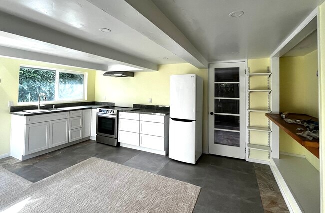 Brand New Kitchen with Garden View - 1770 Rubenstein Dr