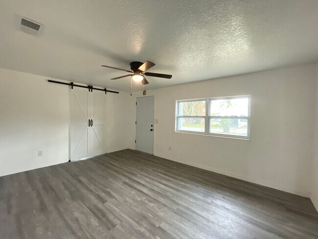 Foto del edificio - Newly Renovated 2/1 Duplex in Lake Helen FL!