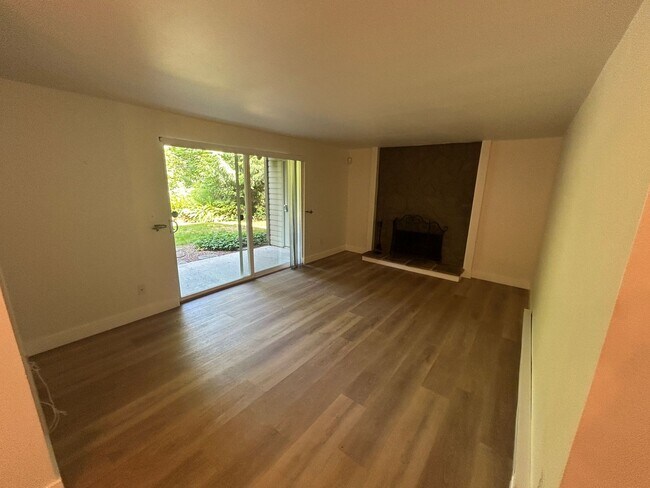 Foto del edificio - 3 Bed, 1.75 bath Condo w/2 parking spots i...