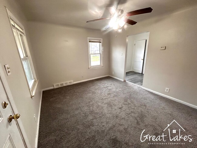 Building Photo - $200 OFF FIRST MONTH'S RENT - Lovely 3 Bed...