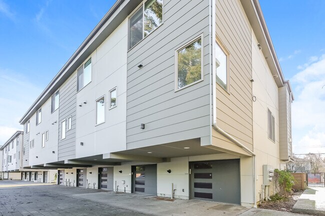 Building Photo - 504 N 105th St