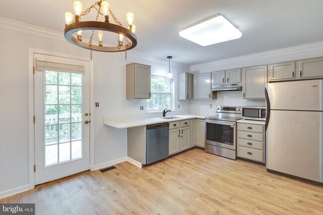 Building Photo - 1832 Tiger Lily Cir