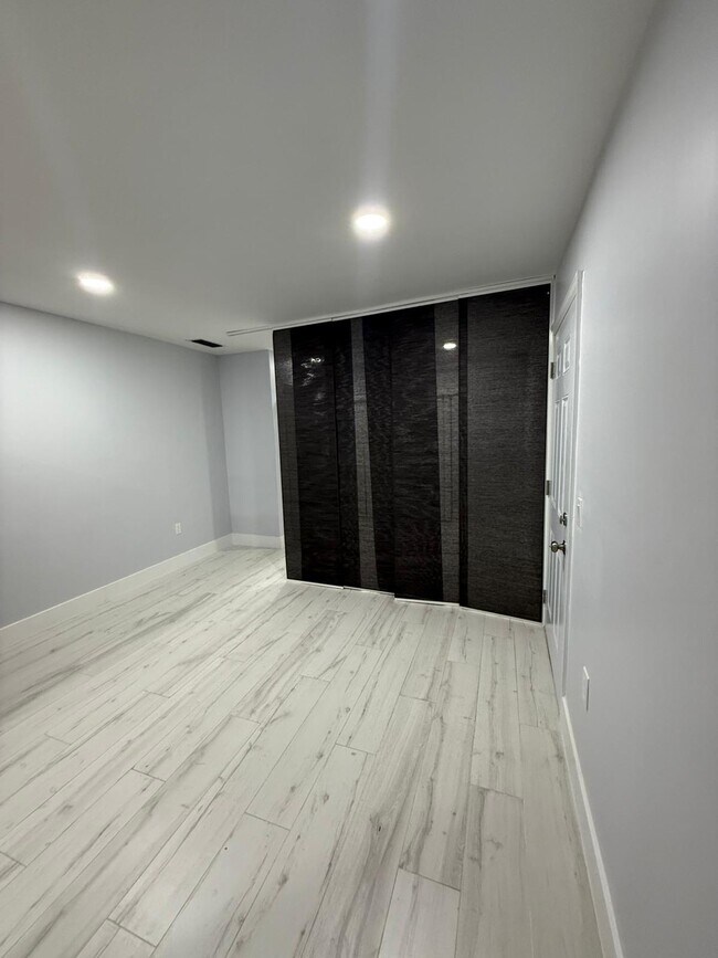 Foto del edificio - 8812 N Crescent Dr