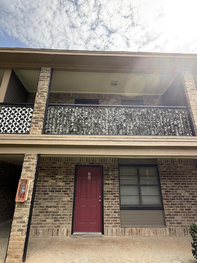 Building Photo - Spacious 2-Bed, 2.5-Bath Townhome in the B...