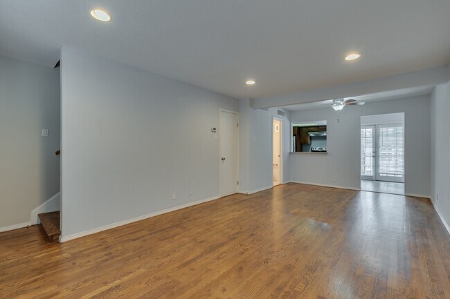 Sala de estar/comedor abierta - 4525 Gilbert Ave