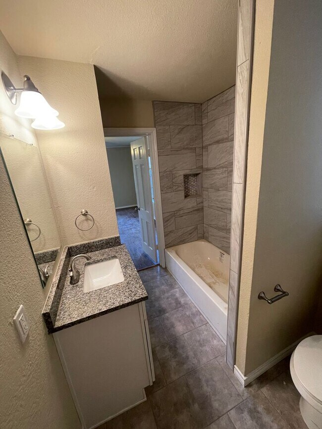 Foto del edificio - Beautiful River Oaks home 3 bed 1 bath Cov...