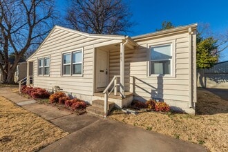 Building Photo - 925 E 37th Pl