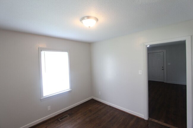 Building Photo - New On The Market! Totally Renovated! Chec...