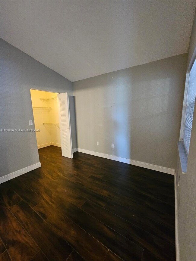 Foto del edificio - 2861 N Oakland Forest Dr