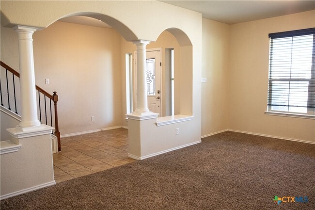 Foto del edificio - 6006 Ambrose Cir