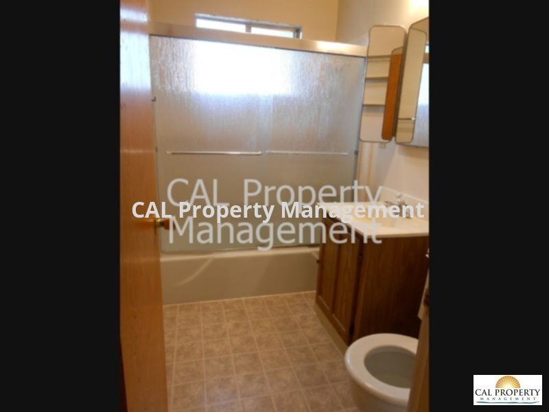 Building Photo - Great 3 Bedroom Duplex Near Hartnell College!