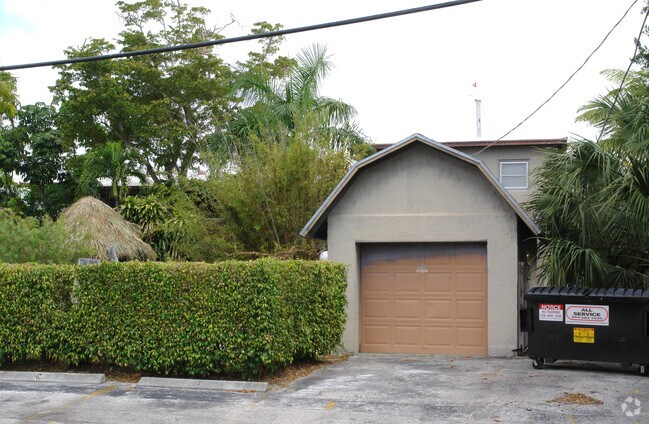 Building Photo - 1400 Bayview Dr